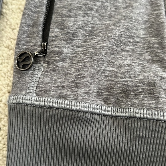 Lululemon size 6 women’s coat - Picture 3 of 3